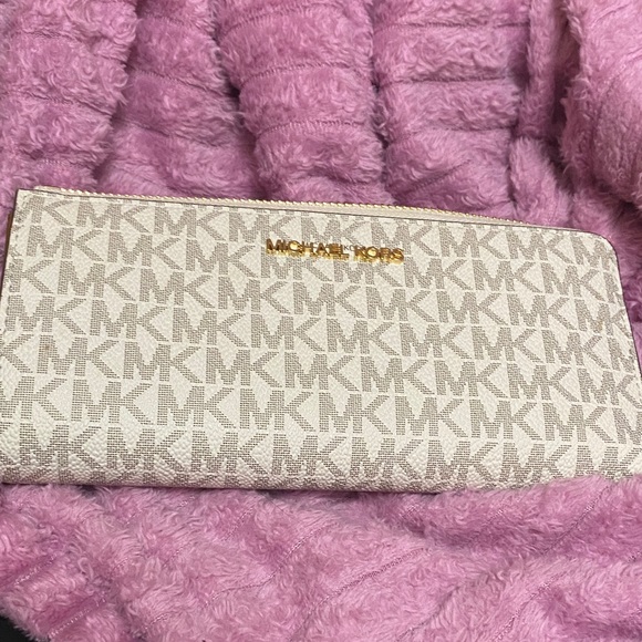 Michael Kors Cream Monogram Wallet - Picture 1 of 4